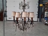 un lustre comportant de nombreuses ampoules