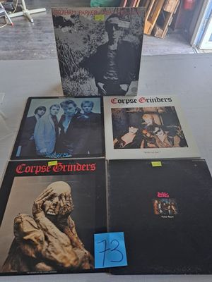 trois exemplaires d'exemplaires d'exemplaires de l'album des Beatles sont posés sur une table