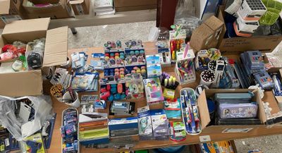 beaucoup de jouets et d'autres objets posés sur une table