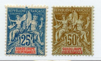 deux timbres de couleurs et de motifs différents sur un fond blanc