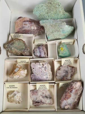 une boîte remplie de différentes sortes de pierres