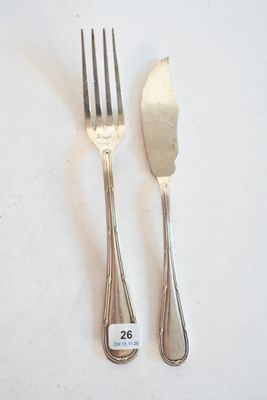 deux fourchettes et une cuillère sur une table blanche