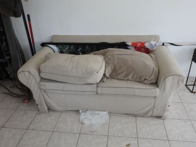 un canapé sur lequel sont posés de nombreux coussins