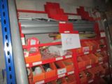 une étagère sur laquelle se trouvent de nombreux objets