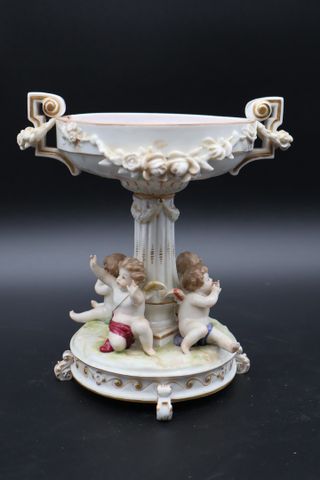 Vide-poche en porcelaine allemande à deux anses, décor d’angelots