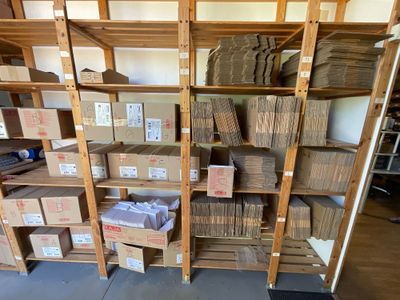 beaucoup de boîtes et de cartons sur les étagères de la pièce