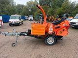 une petite machine orange garée sur un parking