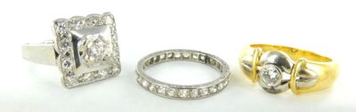 deux bagues et une bague sertie de diamants sur un fond blanc