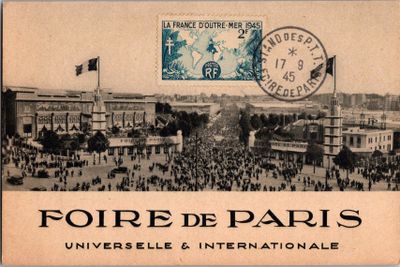 une vieille carte postale représentant une foule sur une place