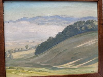 une photo d'un tableau représentant un paysage avec des montagnes en arrière-plan