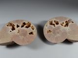 Deux pièces de marbre sculpté sont présentées sur une surface blanche