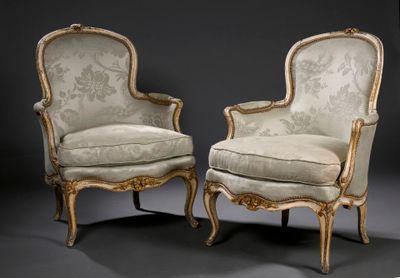 paire de fauteuils de style Louis XV à assise rembourrée