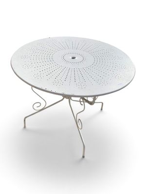une table blanche avec un plateau circulaire sur fond blanc