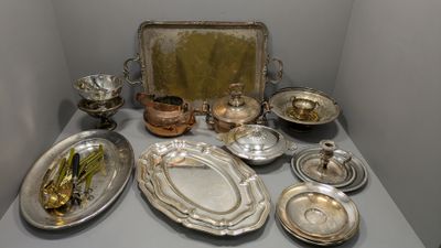 une table sur laquelle se trouvent de nombreux objets en argent
