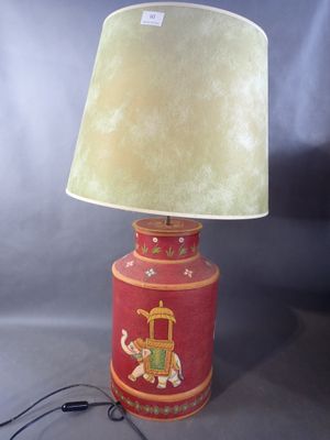 Une lampe en tôle laquée, décor éléphants style Indien, H.