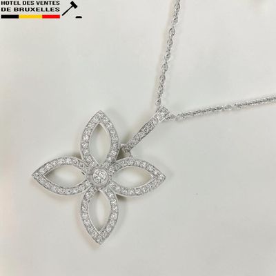 une image représentant un pendentif en forme de fleur de diamant sur fond blanc