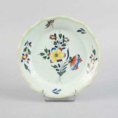 une assiette blanche décorée de fleurs et de papillons colorés