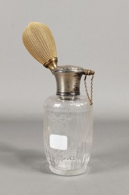 une bouteille en verre à l'ancienne, munie d'une poignée en bois et d'une poignée en métal
