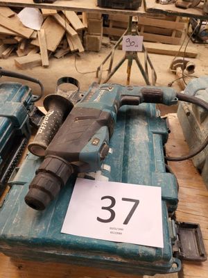 un marteau et une perceuse posés sur une table dans un atelier