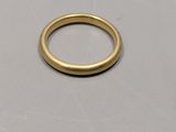 gros plan d'une bague en or sur une table