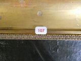 une photo d'un cadre doré sur lequel figure un numéro