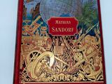 un livre posé sur une table