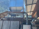une photo d'un bâtiment avec beaucoup de bois au rez-de-chaussée