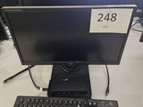 un écran d'ordinateur et un clavier posés sur un bureau, avec une étiquette de prix