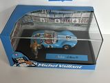 une image représentant une petite voiture bleue dans une boîte, avec une étiquette de prix