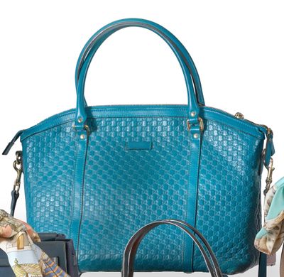sac à main en cuir bleu, avec un porte-monnaie assorti et des chaussures à talons hauts