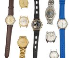 plusieurs types de montres sur une surface blanche