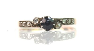 un gros plan d'une bague surmontée d'un diamant noir