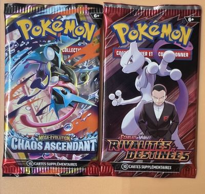Deux cartes Pokémon sont posées l'une à côté de l'autre sur une table.