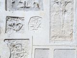 une photo d'un mur sur lequel est représentée une œuvre d'art