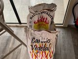 un sac de provisions posé par terre à côté d'une chaise