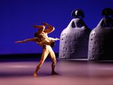 des danseurs lors d'un spectacle de danse devant un fond bleu