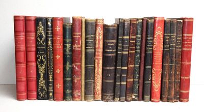 de nombreux livres anciens alignés les uns à côté des autres sur une étagère