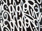une peinture en noir et blanc sur laquelle figurent des inscriptions blanches