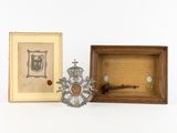 une photo d'une image représentant une croix et une photo d'une médaille