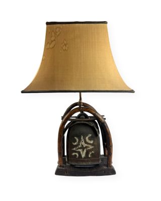 une lampe posée sur une table et munie d'un abat-jour
