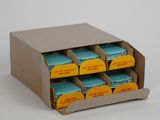 une boîte en carton contenant tout un tas de sachets de thé