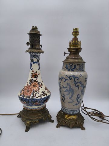Deux lampes de table : une de style asiatique monture en métal do...