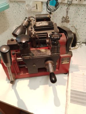 une machine posée sur une table dans une pièce