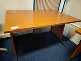 un bureau en bois recouvert d'un tapis bleu dans une pièce