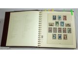 un livre ouvert avec des timbres, posé sur une table