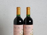 deux bouteilles de vin posées sur une table en bois