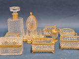 un grand nombre d'objets en verre posés sur une table