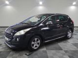 la petite voiture noire est garée dans une grande pièce