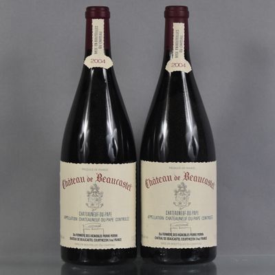 deux bouteilles de vin rouge posées sur une table