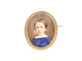 portrait d'un jeune garçon vêtu d'une robe bleue à col blanc